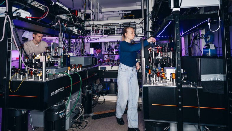 Imagefoto von Mitglieder der Walther Group bei der Arbeit am Quantencomputer
